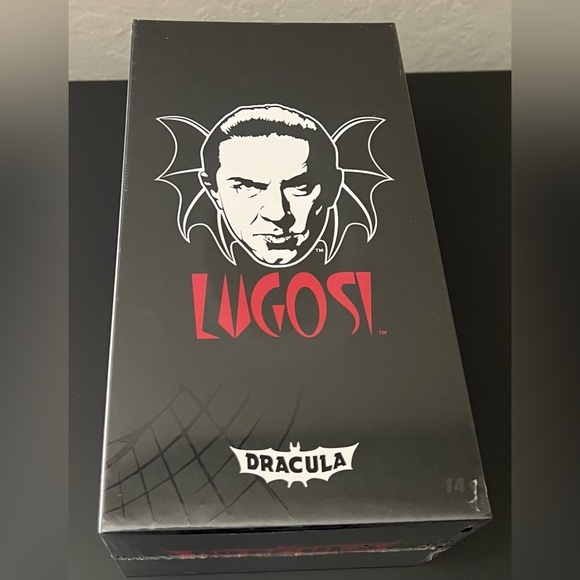 Bela Lugosi Dracula 6" Moveable Figure with Accessories - Picture 2 of 6